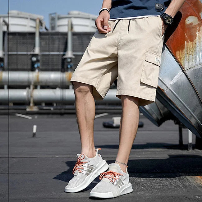 BEIGE HERREN SHORTS IM CARGO STIL