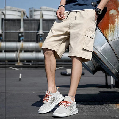 BEIGE HERREN SHORTS IM CARGO STIL