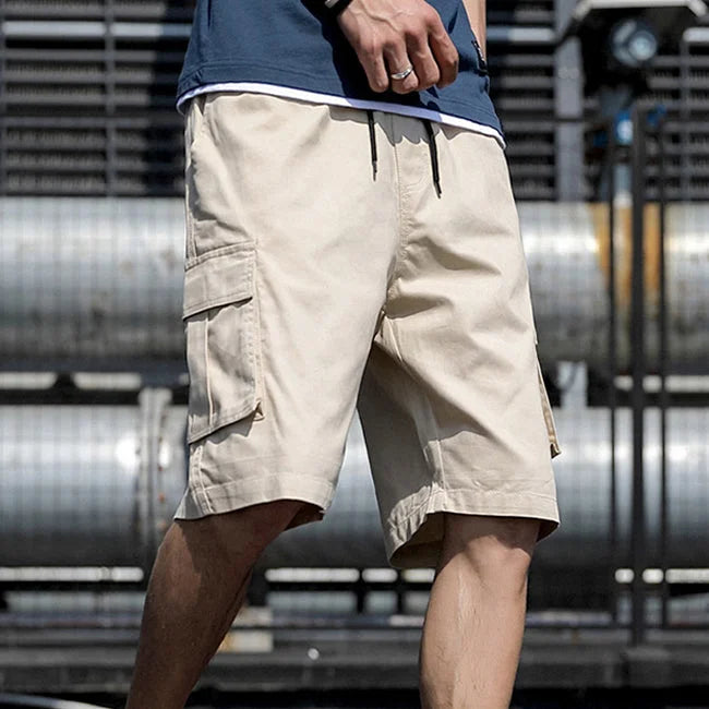 BEIGE HERREN SHORTS IM CARGO STIL
