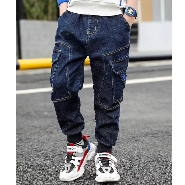 CARGO JEANS MIT BEDRUCKTEN BUCHSTABEN