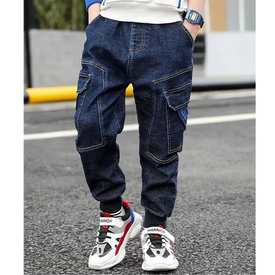 CARGO JEANS MIT BEDRUCKTEN BUCHSTABEN