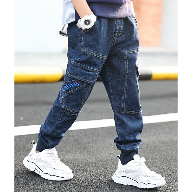 CARGO JEANS MIT BEDRUCKTEN BUCHSTABEN