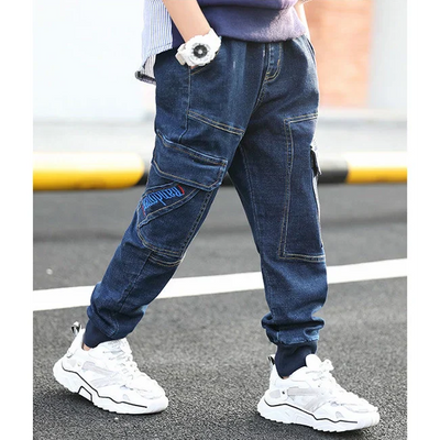 CARGO JEANS MIT BEDRUCKTEN BUCHSTABEN