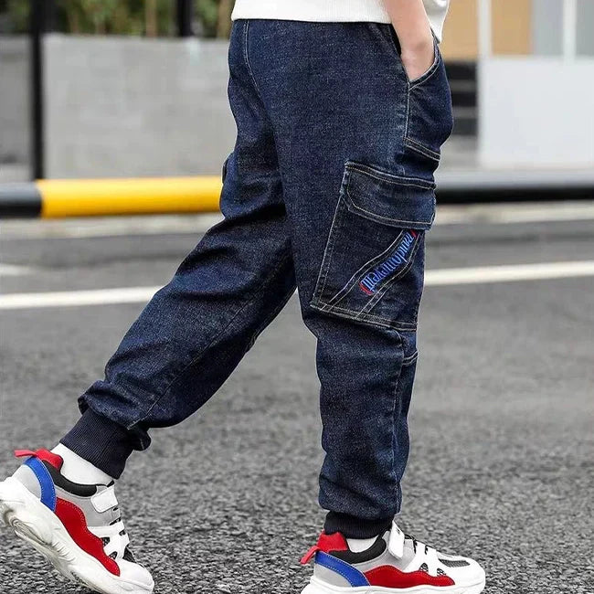 CARGO JEANS MIT BEDRUCKTEN BUCHSTABEN