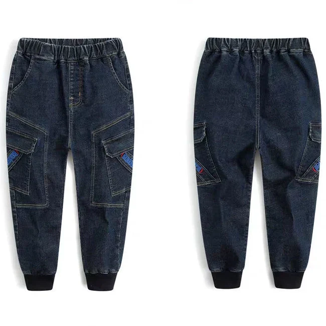 CARGO JEANS MIT BEDRUCKTEN BUCHSTABEN