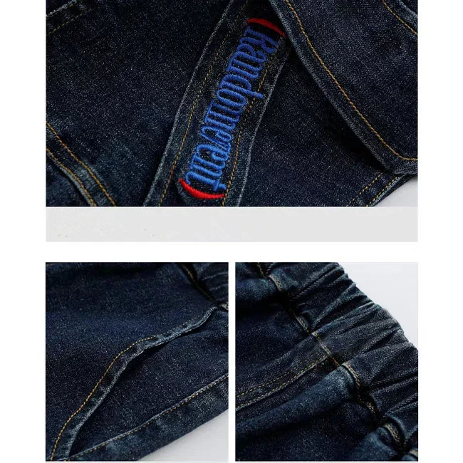 CARGO JEANS MIT BEDRUCKTEN BUCHSTABEN