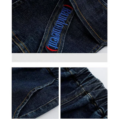 CARGO JEANS MIT BEDRUCKTEN BUCHSTABEN