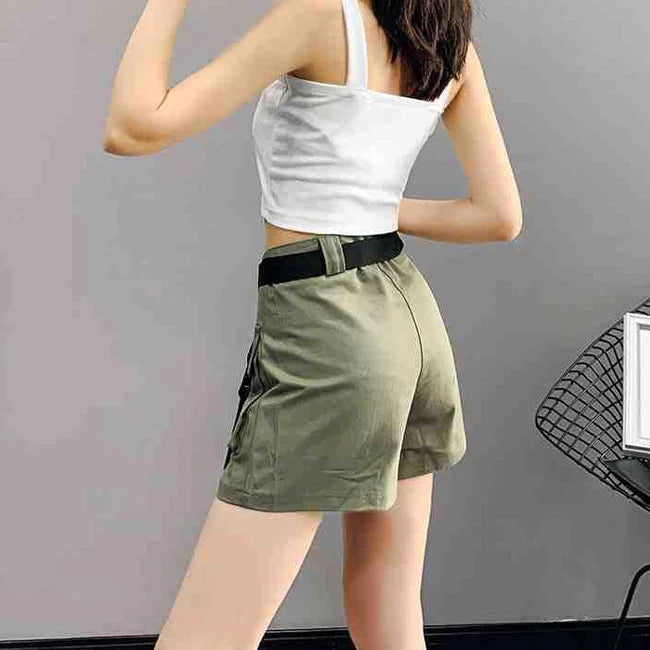 KURZE DAMEN CARGO SHORTS IN KHAKI MIT TRÄGERN