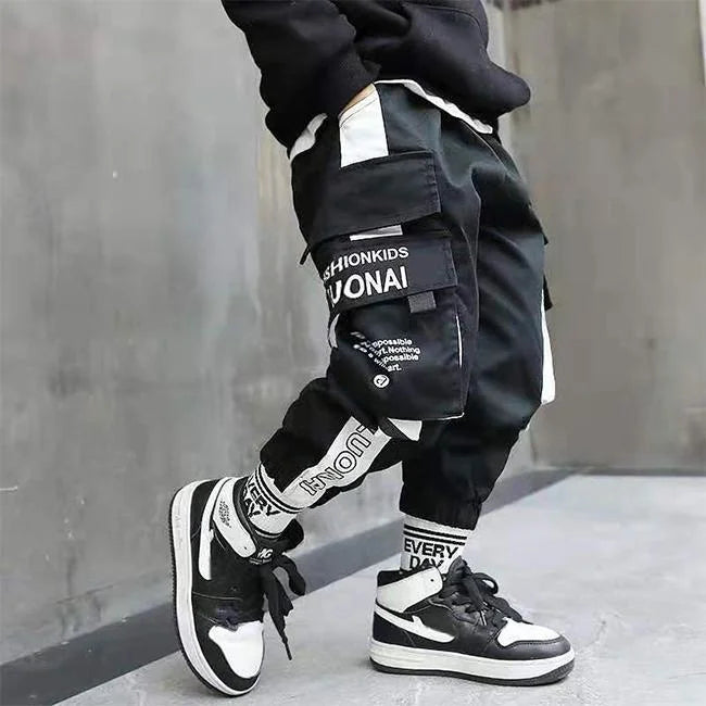 SCHWARZ WEISSE CARGO HOSE FÜR JUNGEN STREETWEAR Schwarz / 4 jahre