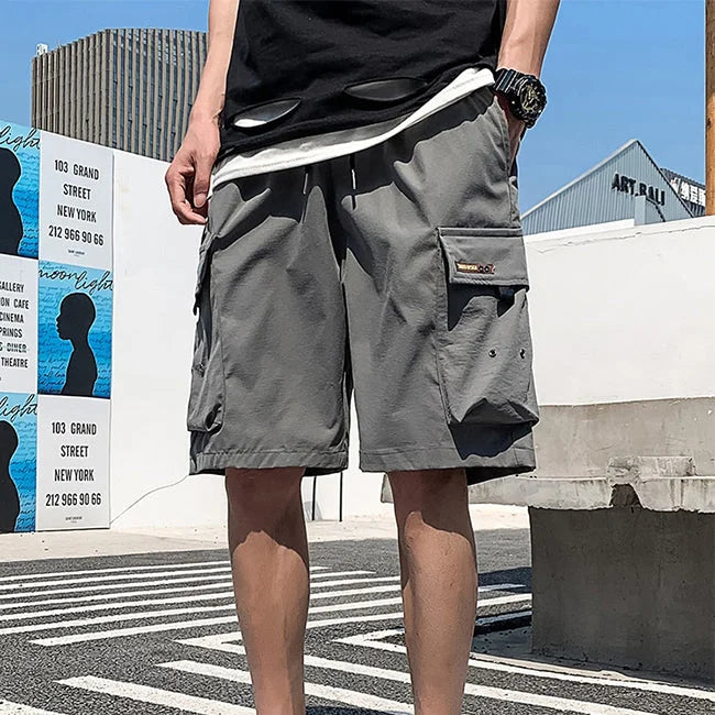SCHWARZE CARGO SHORTS MIT DETAILS