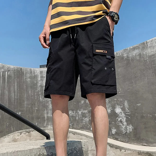 SCHWARZE CARGO SHORTS MIT DETAILS