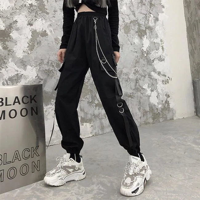 SCHWARZE HIGH WAIST CARGO HOSE MIT KETTE