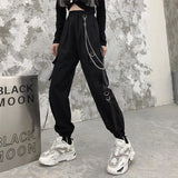 SCHWARZE HIGH WAIST CARGO HOSE MIT KETTE