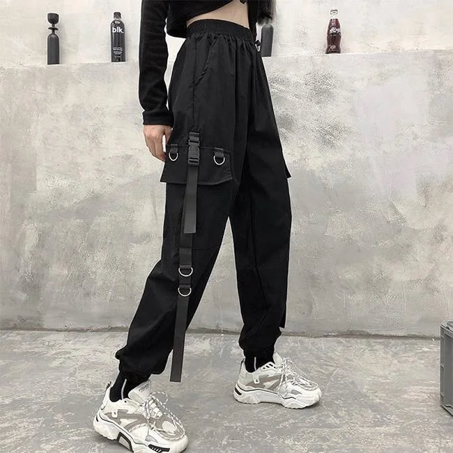 SCHWARZE HIGH WAIST CARGO HOSE MIT KETTE