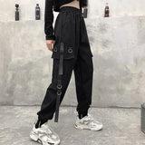SCHWARZE HIGH WAIST CARGO HOSE MIT KETTE