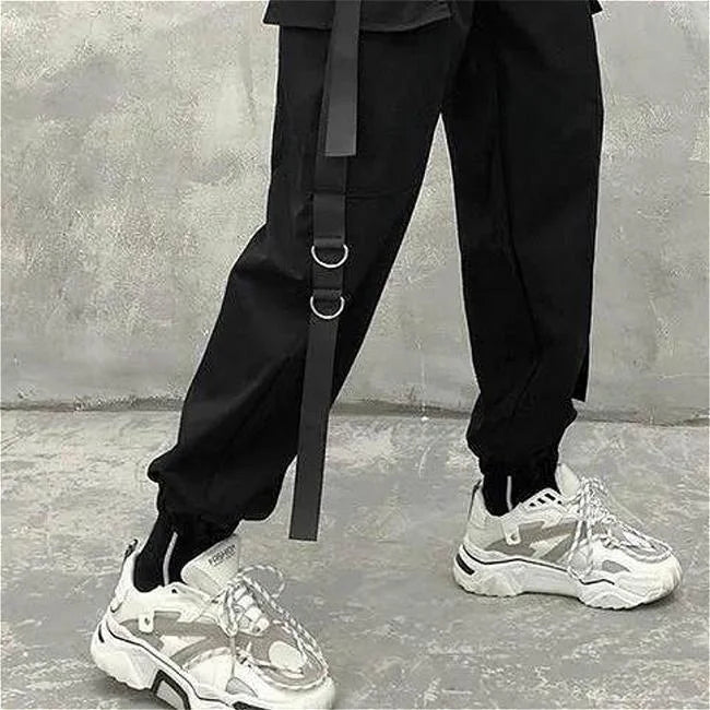 SCHWARZE HIGH WAIST CARGO HOSE MIT KETTE